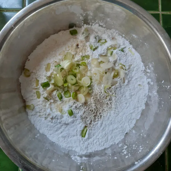 Campurkan semua bahan adonan tepung dalam bowl.