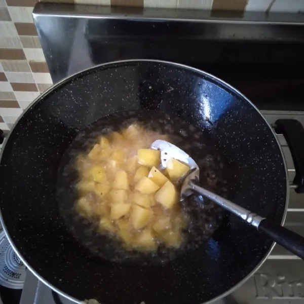 Panaskan minyak goreng, masukkan kentang yang sudah dipotong dan dibersihkan. Goreng hingga empuk tapi jangan terlalu kering. Angkat lalu tiriskan.