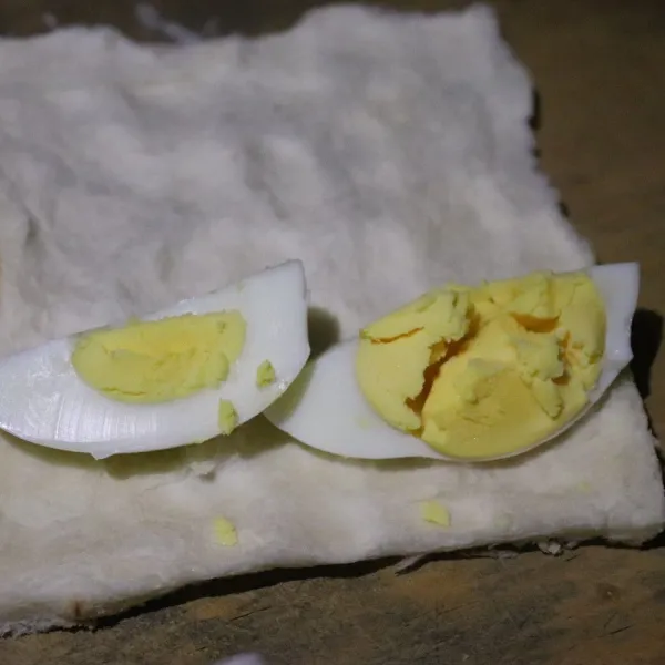 Siapkan roti pipihkan menggunakan rolling pin, beri isi telur yang telah dibagi 4.