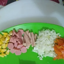Selama menunggu, rebus jagung dan wortel yg sudah dipotong hingga setengah matang. Potong bahan topping lainnya.