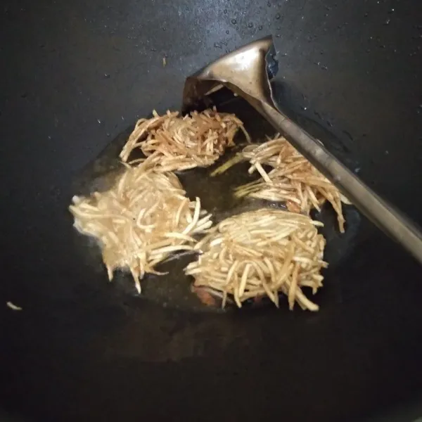 Panaskan minyak, ambil 1 sdm adonan. goreng bakwan keladi hingga kuning keemasan. angkat dan sajikan hangat