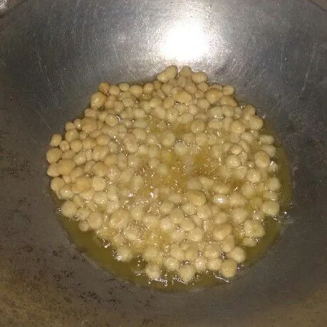 Goreng kacang dalam minyak panas dengan api kecil sampai kecoklatan. Angkat dan tiriskan, setelah dingin masukan kacang telur dalam toples.
