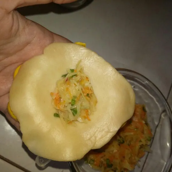 Siapkan cetakan pastel, letakkan kulit pada cetakan lalu isi dengan bahan isi. Rekatkan cetakan.
