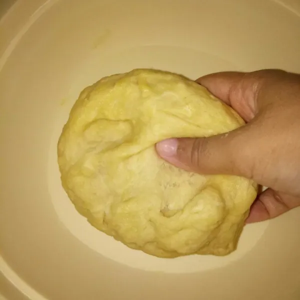 Membuat kulit : campurkan bahan isi dalam satu wadah, tepung terigu,air,margarin cair dan garam. Uleni sampai kalis, diamkan selama 30 menit. Adonan kulit di tutup pakai kain bersih.