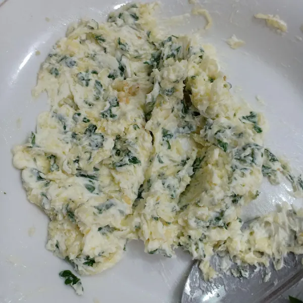 Campur butter, bawang putih yg sdh dicincang halus dan irisan parsely, bisa diberi secukupnya keju parut.