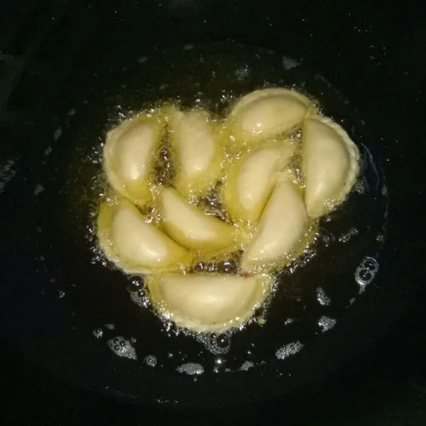 Siapkan pan, panaskan minyak. Goreng pastel dengan api sedang sampai matang dan berwarna kuning keemasan. Angkat, tiriskan dan sajikan selagi hangat.