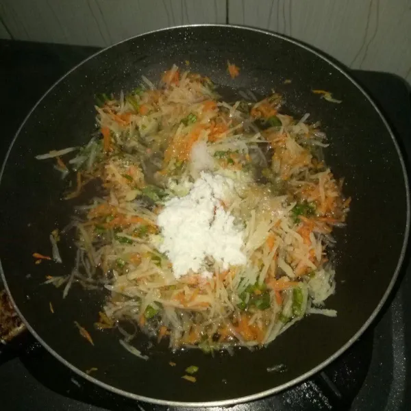 Siapkan pan, panaskan minyak. Tumis bawang putih sampai harum, lalu masukkan kentang, wortel aduk rata sampai setengah layu. Kemudian tambahkan daun soup, air, susu bubuk dan bumbu lainnya. Masak sampai matang dan air susut. Angkat dan dinginkan.