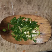 Iris daun bawang dan masukan ke dalam wajan berisi nangka yang sudah diberi santan