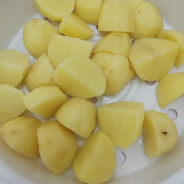 Kentang dikupas dan dicuci bersih, setelah itu dipotong menjadi beberapa bagian.