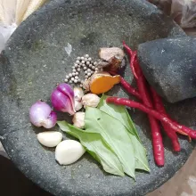 Haluskan bumbu-bumbu (bawang merah, bawang putih, ketumbar, cabai, kemiri)