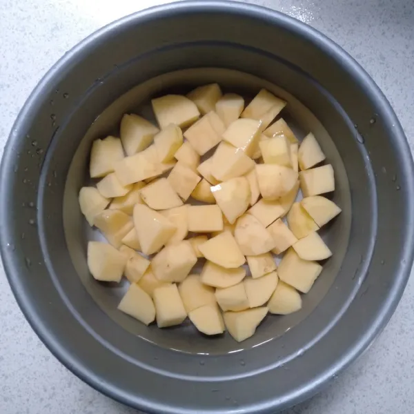 Kupas kentang, potong dadu ukuran sedang. Cuci bersih.