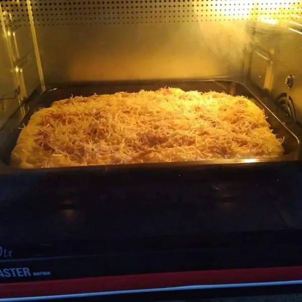 Panaskan oven suhu atas bawah 180° masukkan pizza tunggu sampai matang, selama 20 menit.