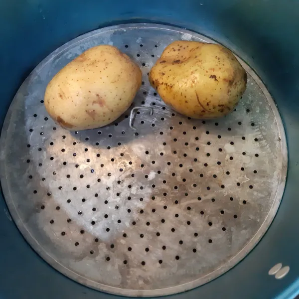Kukus kentang selama 20-30 menit sampai matang.