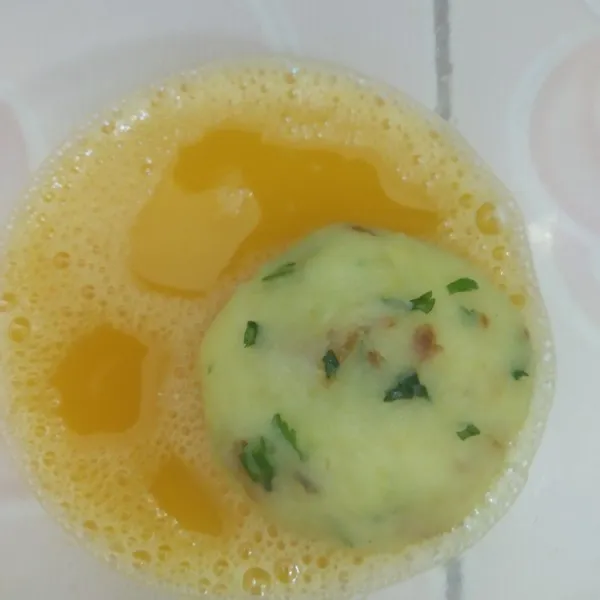 Sebelum digoreng,masukkan perkedel kedalam telur yang sudah dikocok lepas.