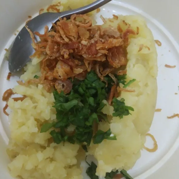 Masukkan daun bawang,garam,merica bubuk,penyedap rasa dan bawang goreng.