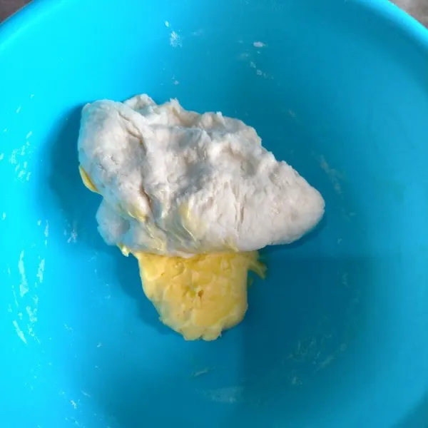 Buat Dough : terigu, gula pasir, ragi, aduk rata. Tuang air es dan uleni hingga tidak lengket/kalis. Lalu masukkan margarin, uleni lagi hingga kalis elastis.