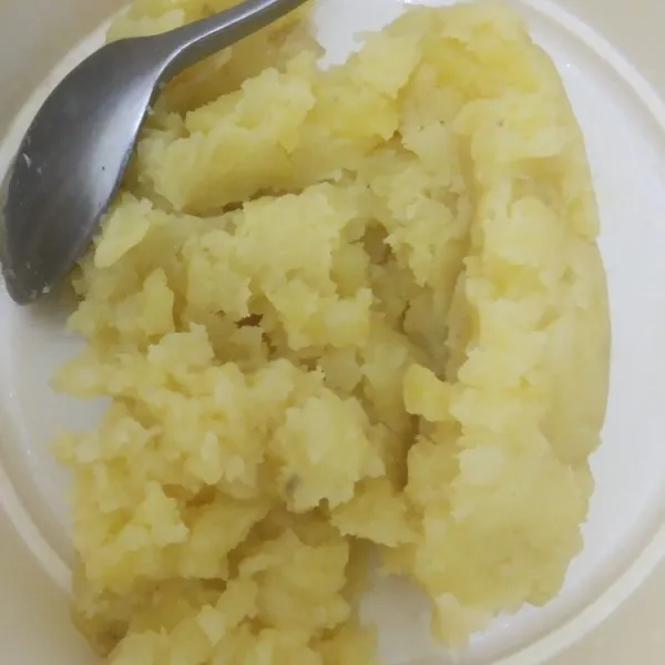 Kentang yang sudah digoreng dihancurkan sampai jadi seperti ini ya.