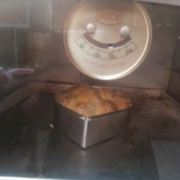 Masukan ke oven yang sudah di panaskan, panggang dengan suhu 175 derajat selama 25 - 30 menit.