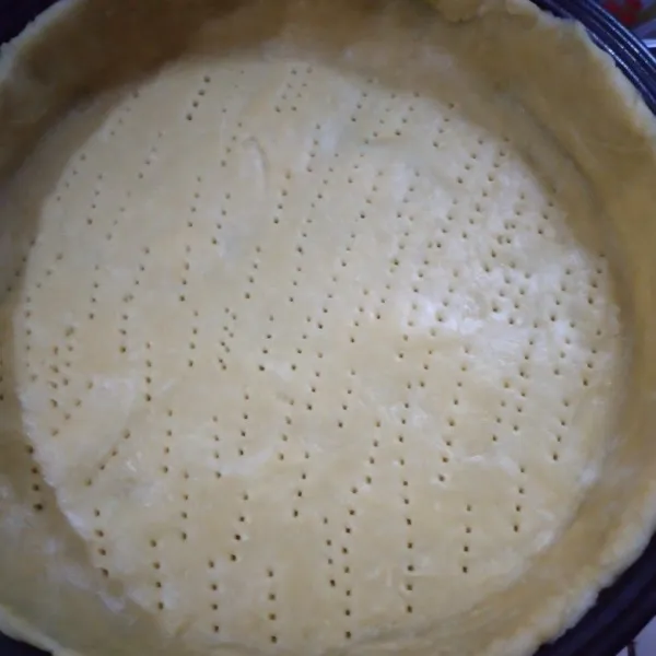 Keluarkan adonan cetak dalam loyang, tusuk² dengan garpu panggang hingga 1/2 matang.