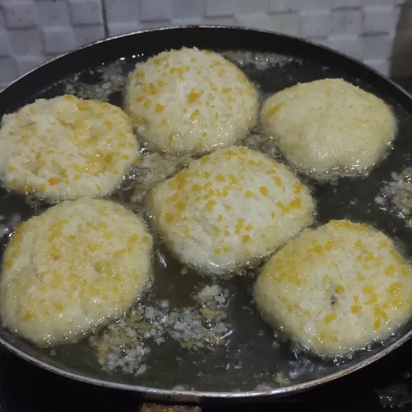 Panaskan minyak, lalu goreng donatnya sampai kuning kecokelatan.