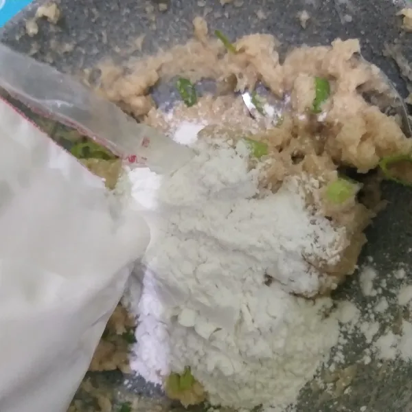 Pindahkan kedalam mangkok dan beri daun bawang dan tepung tapioka. Aduk rata.