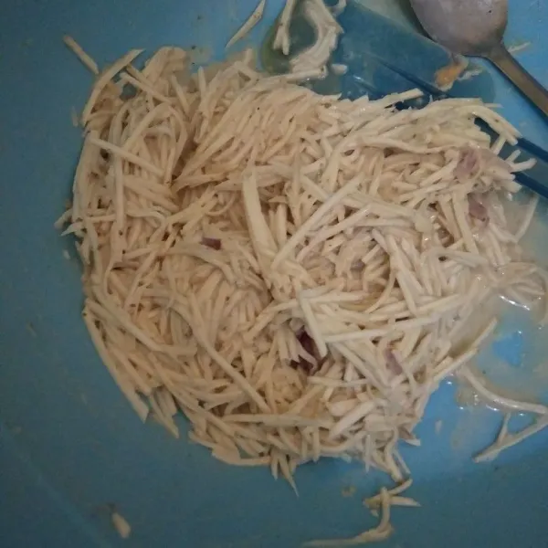 Aduk dengan sendok hingga tercampur rata.