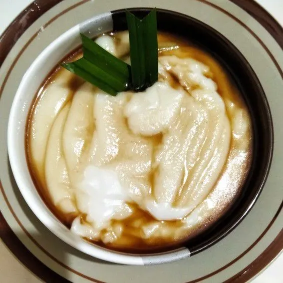 Siramkan saus kinca di atas bubur sumsum dan siap disantap. Bubur sumsum ini enak juga jika didinginkan dulu di dalam kulkas.