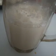 Campurkan air hangat dan sejumput gula, kemudian aduk. Setelah tercampur, masukkan ragi dan aduk. Tutup menggunakan kain atau aluminium foil hingga 10 menit.
