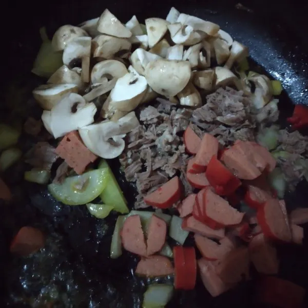 Masukan sosis jamur dan daging dan terakhir masukan bayam aduk rata masak hingga semua bahan layu, tambahkan lada bubuk.