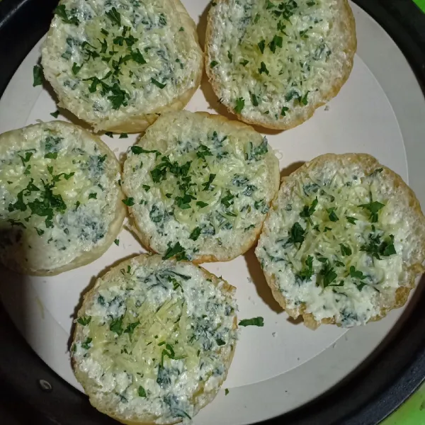 Panggang hingga butter mulai meleleh dan roti mulai mengering.