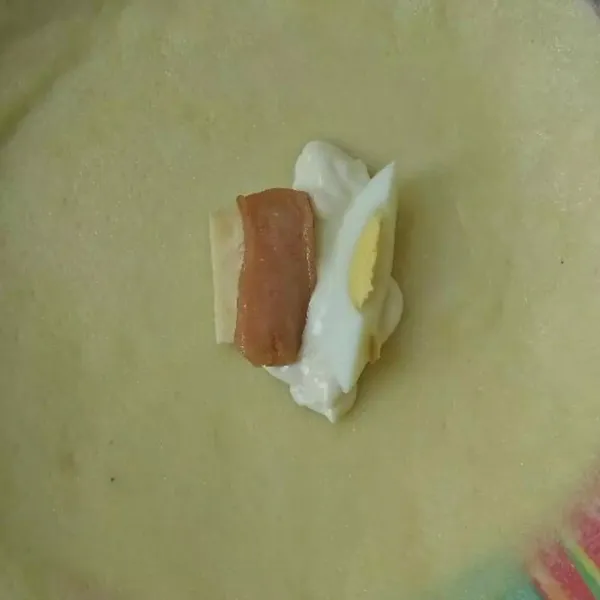 Isi kulit dengan telur sosis, keju dan mayonaise lipat seperti amplop.