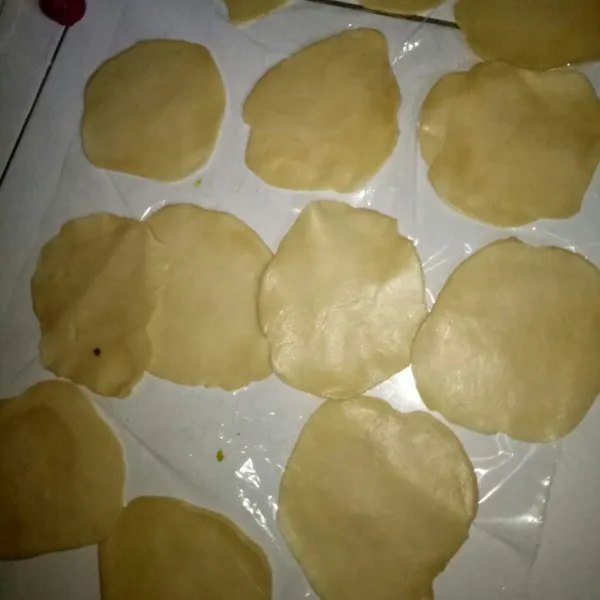 Setelah 30 menit, bagi adonan menjadi beberapa bagian lalu gilis tipis dengan ketebalan 2 mm.
