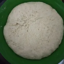Campur tepung, sejumput garam dan air ragi di step 1 hingga kalis. Kemudian tambahkan minyak dan adon kembali. Tutup wadah adonan menggunakan kain atau aluminium foil selama 40 menit hingga mengembang.