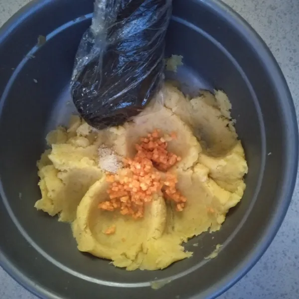 Masukkan potongan wortel dan 1/4 sdt penyedap rasa ke dalam kentang yang sudah dihaluskan. Campur hingga menjadi adonan kroket.