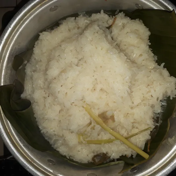 Panaskan kukusan, masukkan beras ketan ke dalam panci kukusan yang sudah panas airnya. Kukus selama setengah jam atau sampai matang.