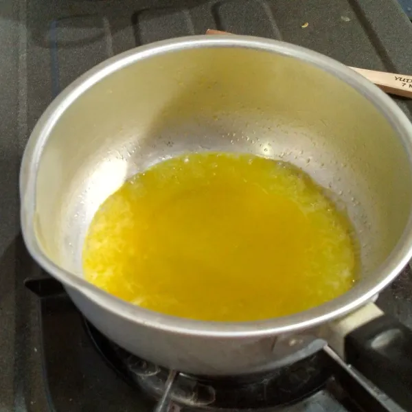 Ketiga, bikin choux. Masukkan margarin, air, & garam dalam panci masak sampai larut.