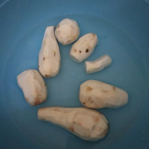 Kupas keladi, cuci bersih lalu masukkan dalam air yang sudah diberi garam. Rendam selama 30 menit, cuci kembali.
