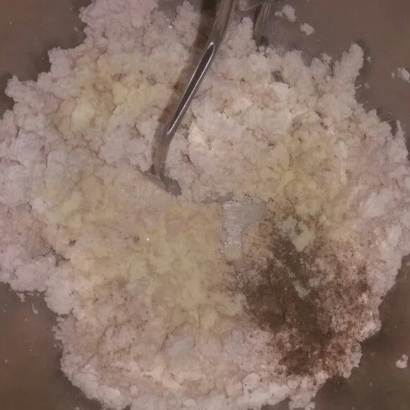 Bumbui dengan garam, gula, kaldu bubuk, lada bubuk dan baking powder. Aduk hingga tercampur rata.