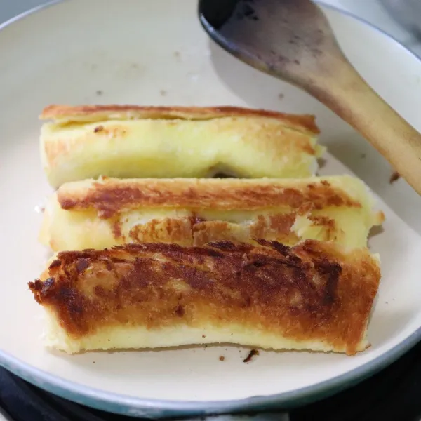 Panaskan wajan anti lengket masukan butter atau margarin, panggang roti hingga kuning keemasan.