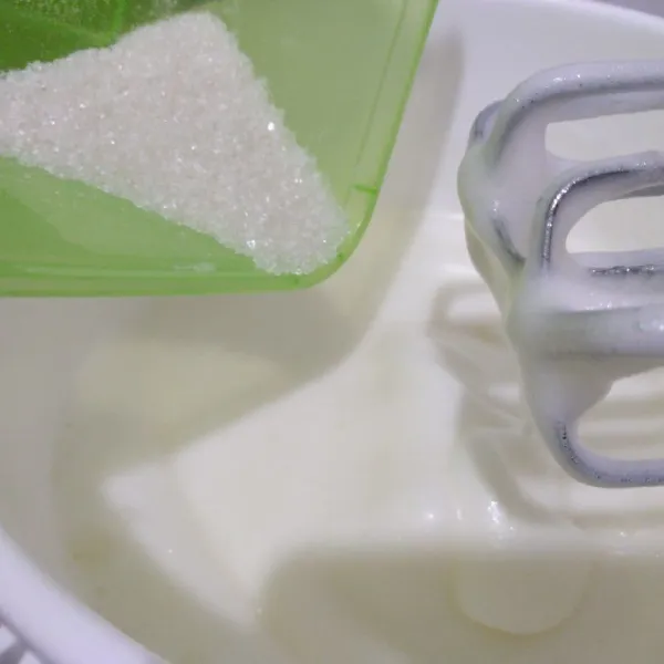 Mixer putih telur dengan kecepatan tinggi. masukkan gula dalam 3 tahap. mixer hingga stiff peak.