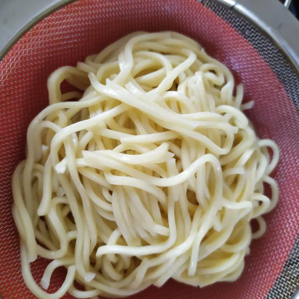 Masak mie urai hingga matang, tuang saos secukupnya.