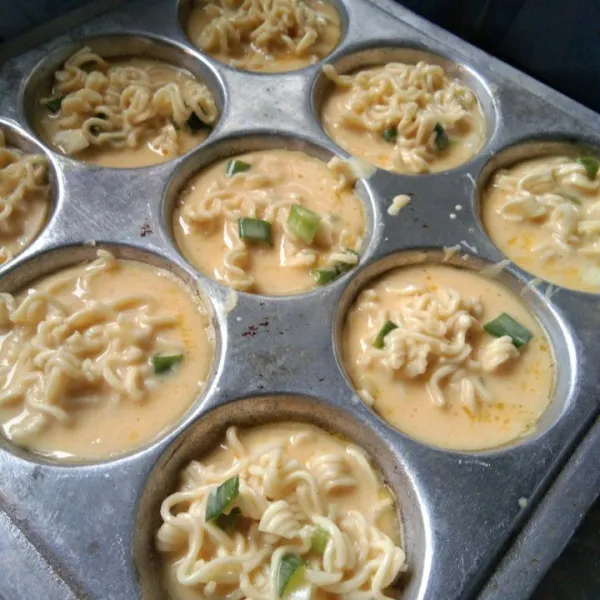 Panaskan cetakan, tuang adonan mie, tutup cetakan, masak dengan api kecil hingga setengah matang.