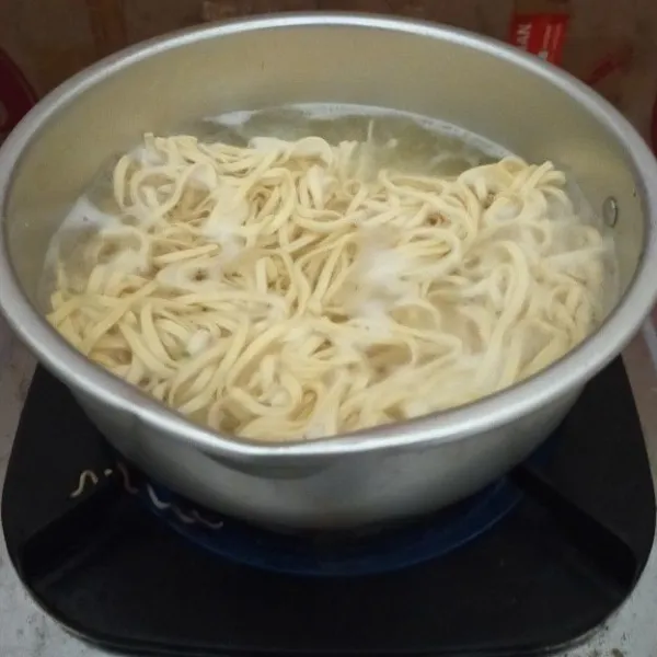 Rebus mie hingga matang.