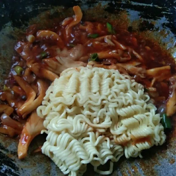 Masukkan mie, aduk rata masak hingga mie matang.