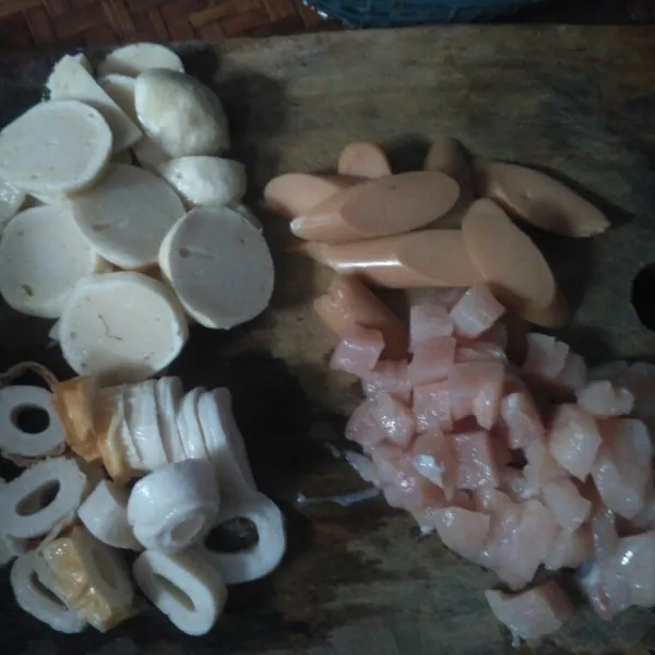 Bahan nabati : Cincang kasar chicken fillet, potong sesuai selera, bakso sosis dan sukini.