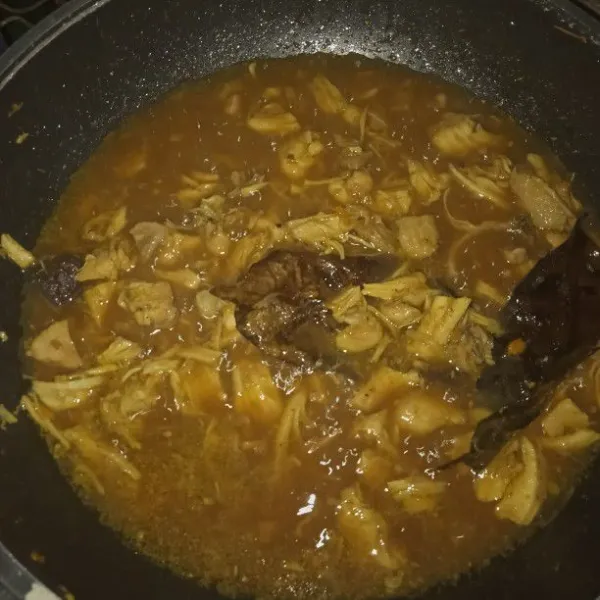 Masukkan ayam, aduk rata tambahkan air secukupnya. Masak sampai mendidih, masukkan gula, garam, kecap manis dan kaldu bubuk.