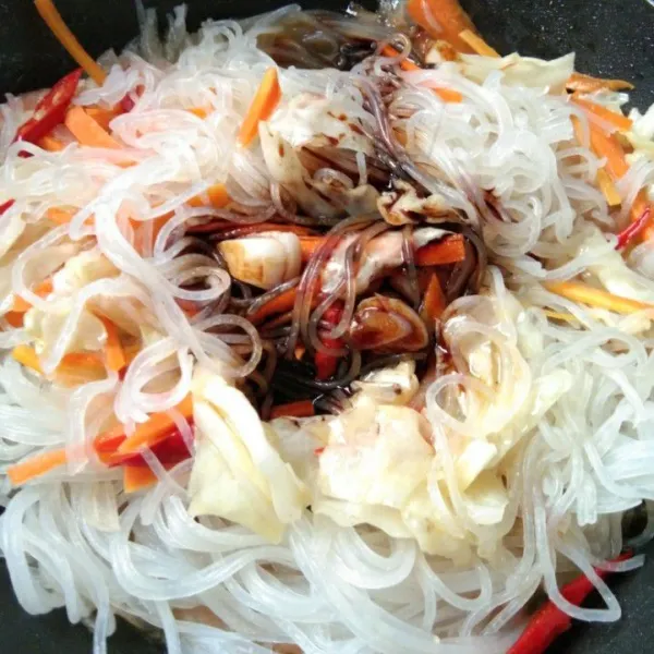 Beri kecap manis, aduk rata masak hingga bumbu menyerap.