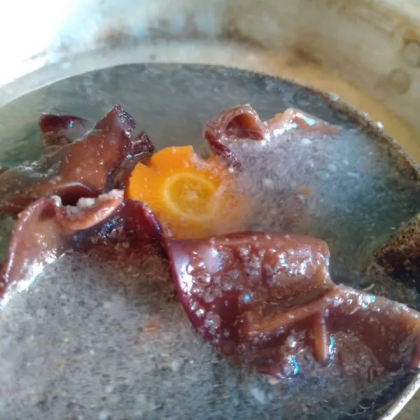 Tambahkan margarin & kaldu bubuk. Biarkan larut bersama kuah kaldu & mendidih.