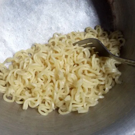 Rebus mie hingga setengah matang. Angkat dan buang air nya.