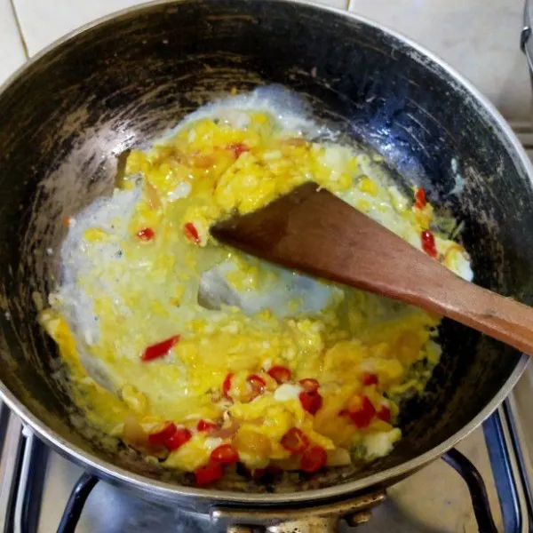 Masukkan telur. Aduk hingga rata.